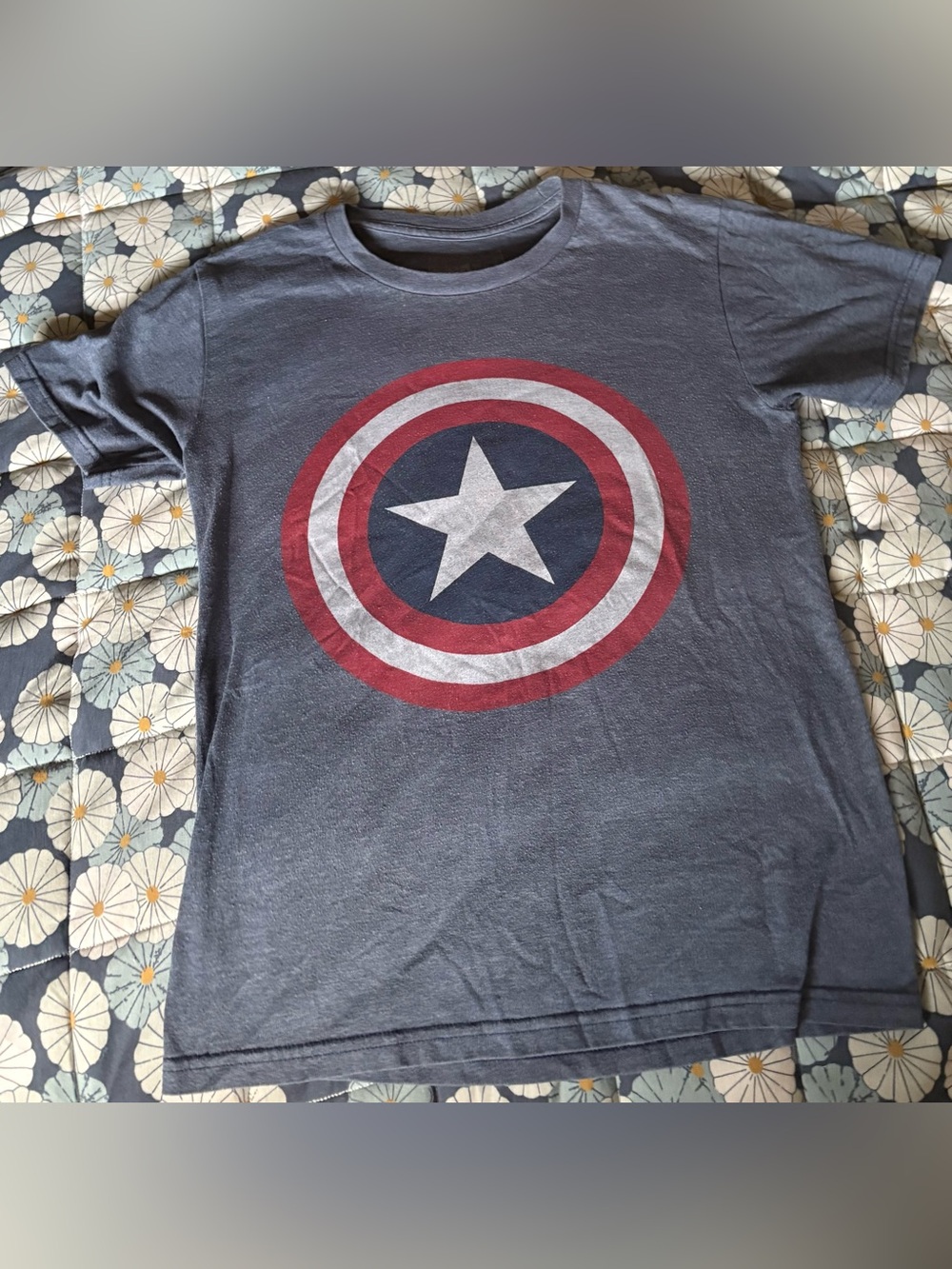 Marvel Men's Size XS Short Sleeve Tee with Red and White Captain America Shield